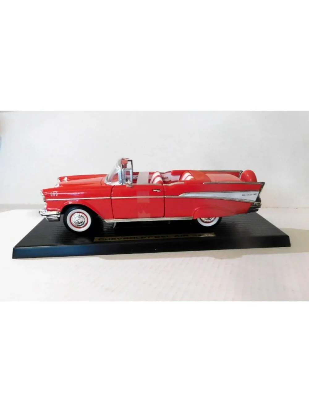 1957 Chevrolet Bel Air 1:18 Die-Cast Model Red Convertible Road Tough